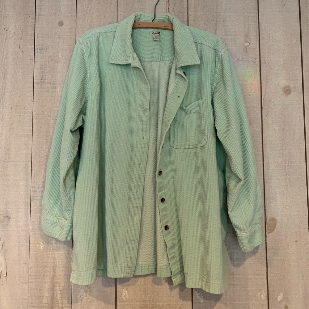 L.L BEAN- CORDUROY- BUTTON UP